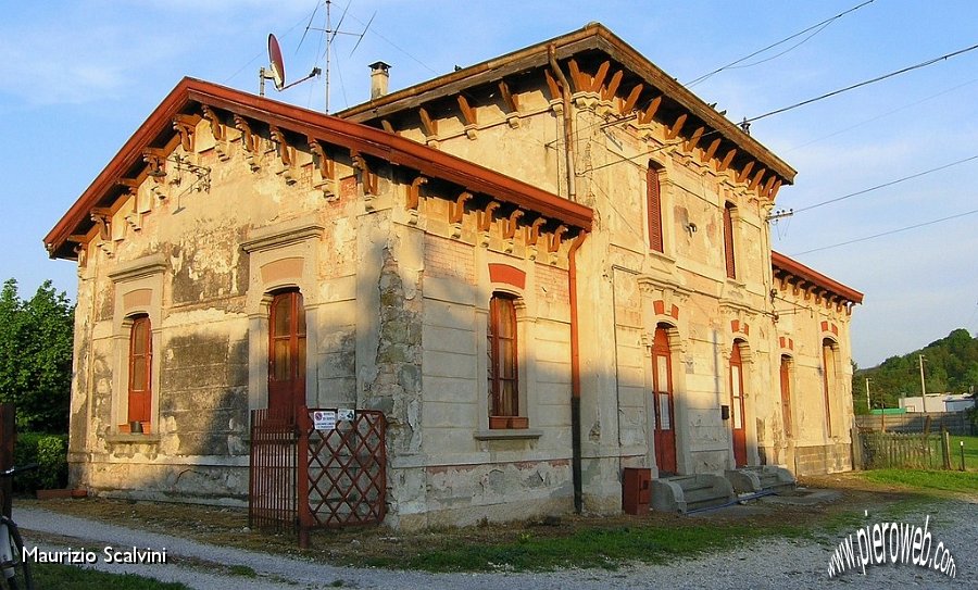 18 Almè. Sera sulla stazione di Paladina.JPG